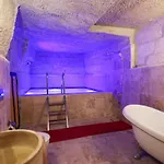 Hotel Travel Cave