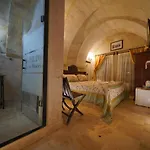 Travel Cave Hotel 2*